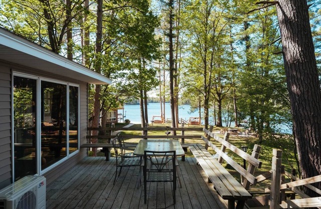 TC Lake Stay-Pontoon & SUP Rentals-King Room!