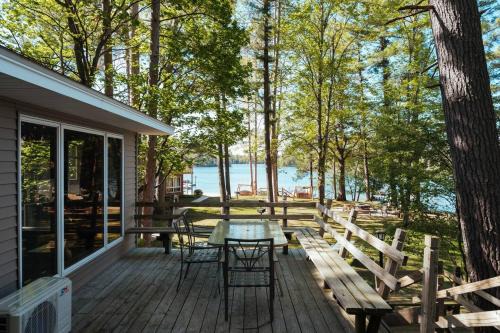 TC Lake Stay-Pontoon & SUP Rentals - Sleeps 4!