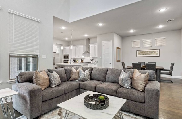 TCH - Spacious 4bd/3.5ba in Fairview with Office