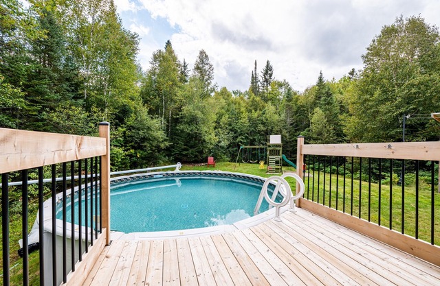 COZY COTTAGE - MOUNTAIN VIEW - HEATED POOL - Long term stays only