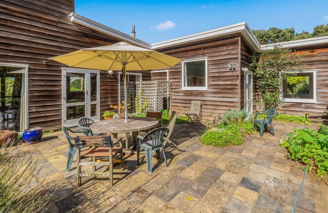 TE HORO BEACH RETREAT - TE HORO BEACH HOLIDAY HOME in Te Horo Beach
