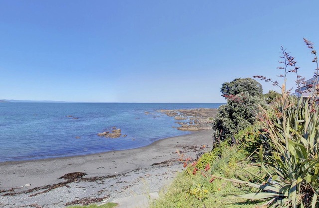 Te Kaha Beach Hotel