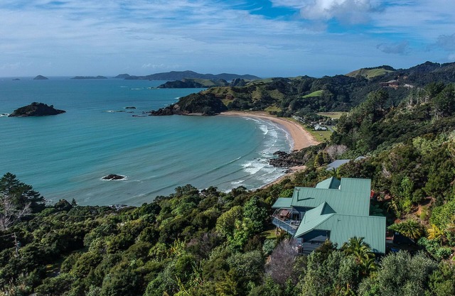 Te Koha: Luxury hillside beach residence @ Te Ngaere Bay