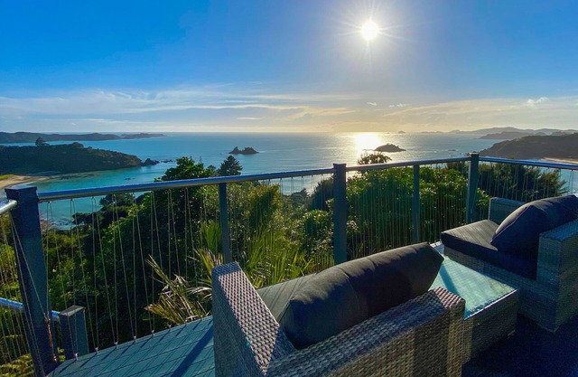 Te Koha luxury hillside beach estate set on 1.6 acres: House and Villa