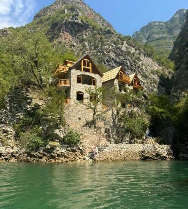 Te Konaku, Komani Lake