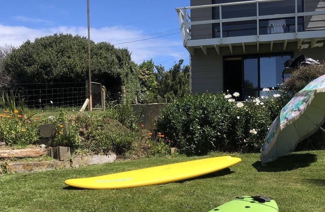 Te Moana - Fantastic Seaviews from relaxing beach bach, 2 mins walk to beach