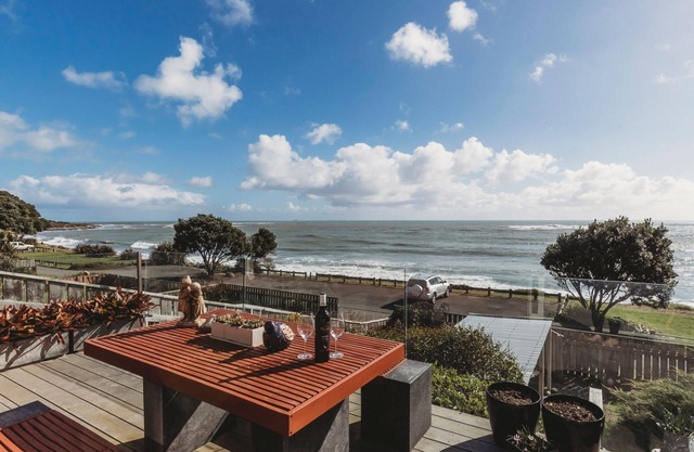 TE MOANA WATERFRONT - Located right on the bell block waterfront