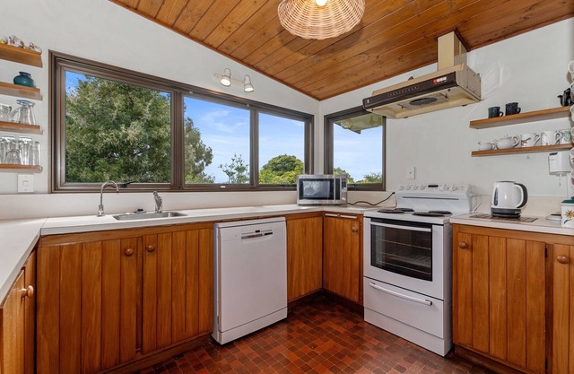 TE WHARE R?KAU - PAIHIA HOLIDAY HOME, family friendly in Paihia