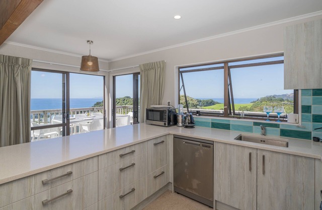 TE WHARE WHAKAT? - ONEMANA HOLIDAY HOME, with a garden in Onemana