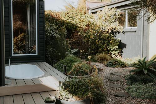 Tea Tree on Tasman - Central Serenity with Gardens