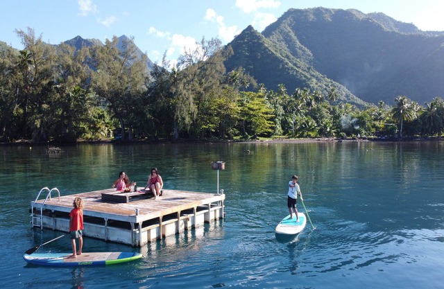 Teahupoo: beachfront, the lagoon and the wave, at the foot of the mountains !