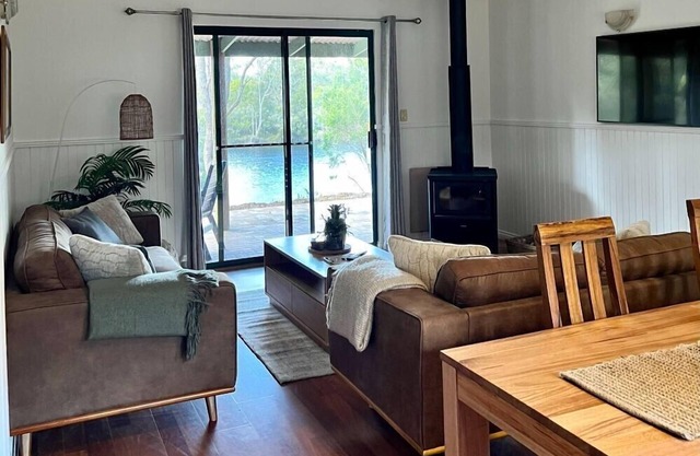Teal Chalet - Deluxe with private jetty Pemberton