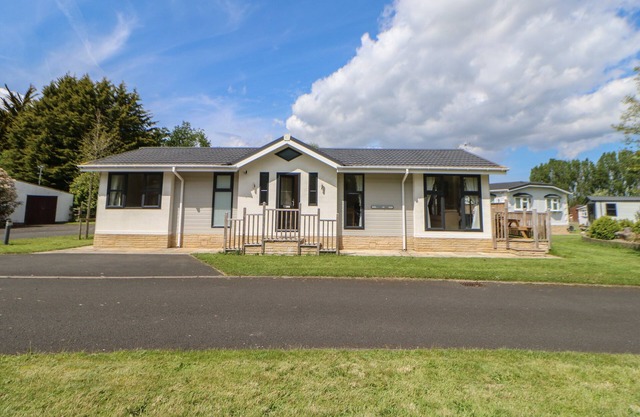 TEESDALE LODGE, family friendly, with hot tub in Hutton Rudby