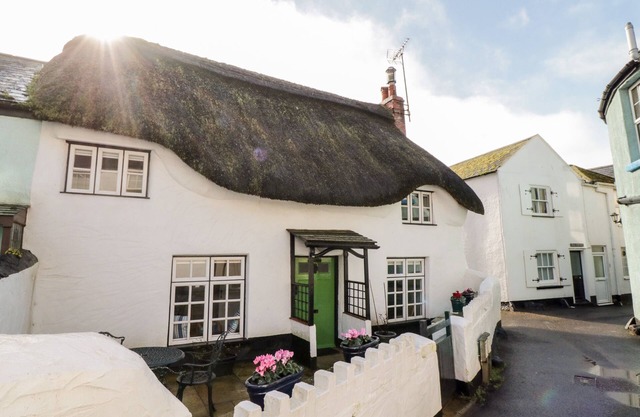 TEIGN COTTAGE, pet friendly, character holiday cottage in Shaldon