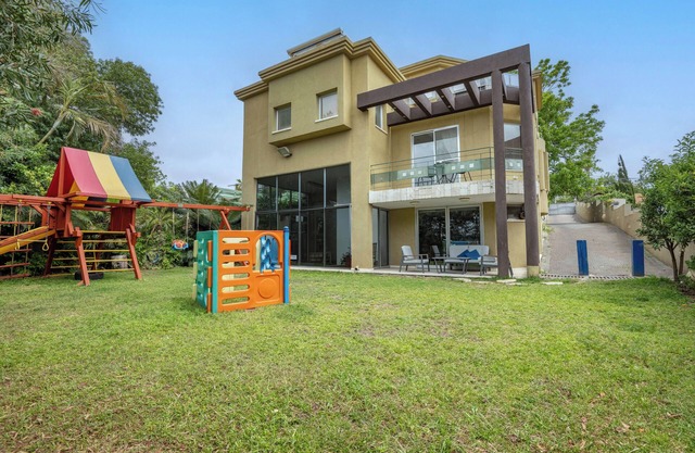 Tel Mond Villa - Delightful 4-bedroom house with Jacuzzi