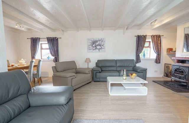 Templand Cottage - a cottage that sleeps 6 guests in 3 bedrooms