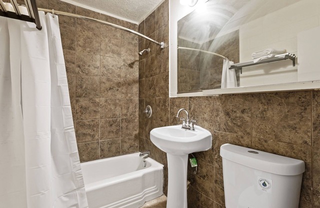 Temple View Inn: Skiing & Downtown Delights Await!"