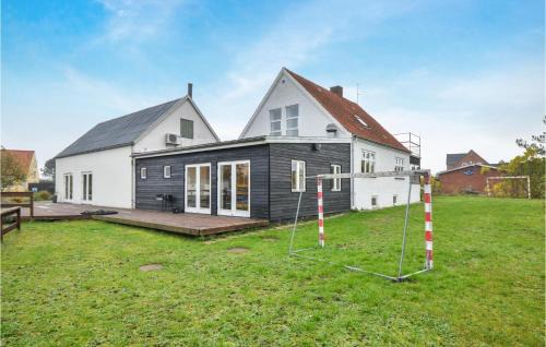 Ten-Bedroom Holiday Home In Glesborg