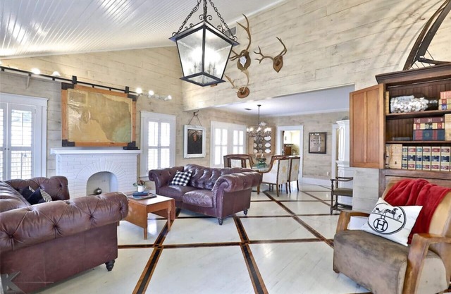Ten33 | Luxurious retreat in historic Abilene