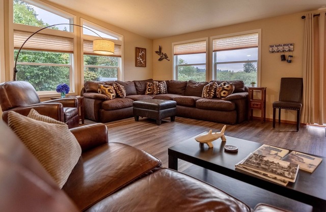 Tenmile Retreat - on water, pet friendly, parking