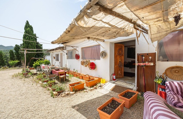 Tienda "Olive Tent - In Our Garden" con vistas al mar y piscina compartida