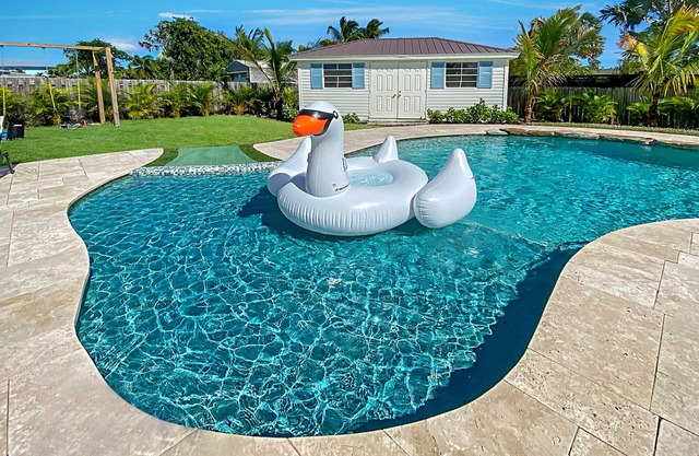 Tequesta Beach House, Heated Private Pool, Close to Beach, Sleeps 8