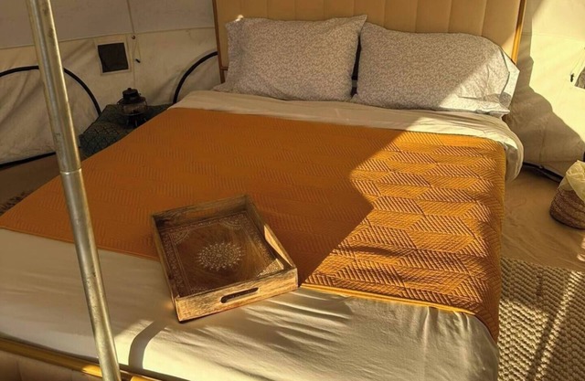 Terlingua Glamping with stunning desert views & queen bed