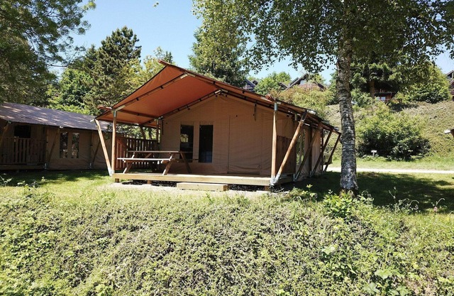 Apartamento con terraza y bosque