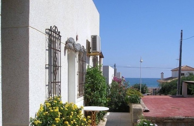 Bungalow adosado para 4-5 personas, 60m de la playa de arena y cerca del centro