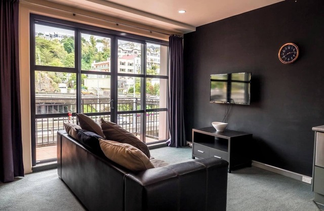 Terrace Hotel Suite - Great Location Close to Attractions, Shops & Eateries