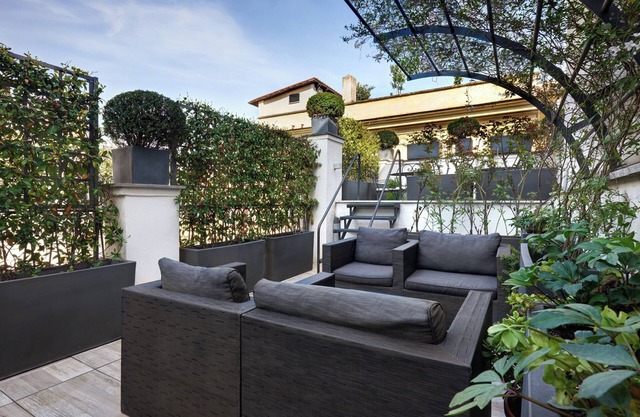 Terrace Pantheon Relais