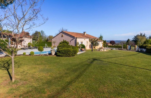 Terraza, villa con piscina con vistas a las colinas y piscina privada.