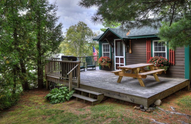 Tranquilo y sereno, ubicado en 1. 5 acres entre otras seis cabañas en una ladera en Greenvale Cove