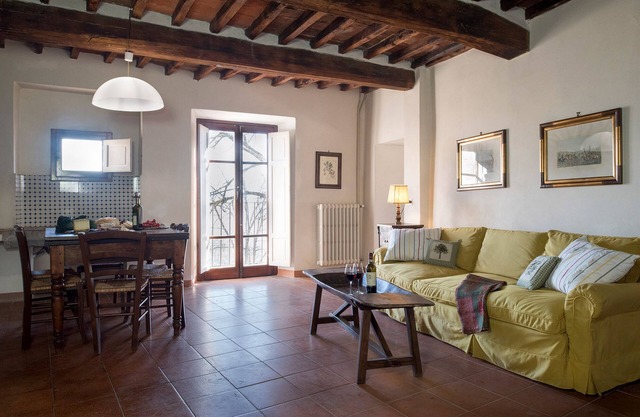 Terrazzina is a charming flat in the hamlet of Castello di Montozzi