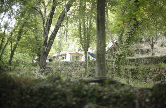 Terre libre 2, glamping. Hutt with garden and access to a river.