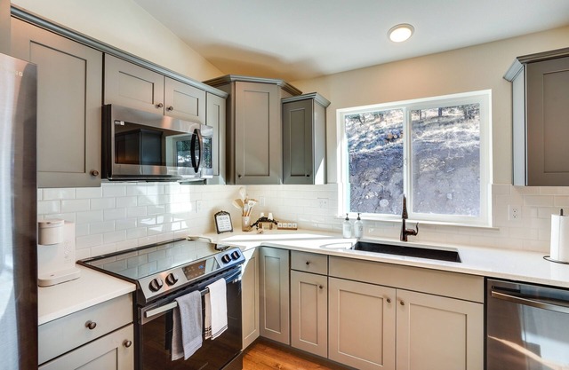 Terrebonne Home: Steps to Deschutes River!