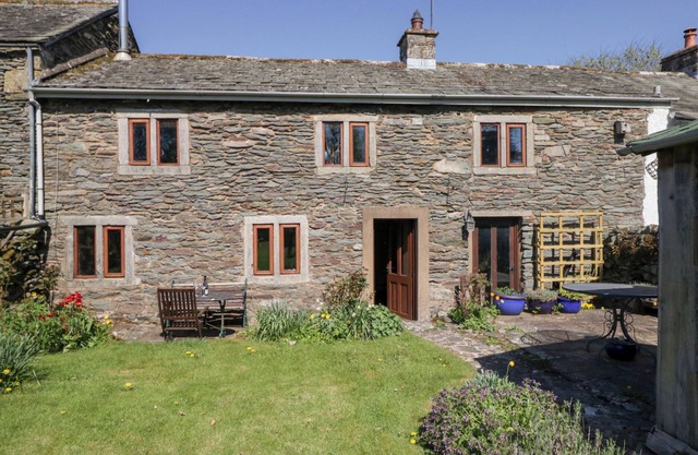 TETHERA COTTAGE, family friendly, with open fire in Bampton, Cumbria