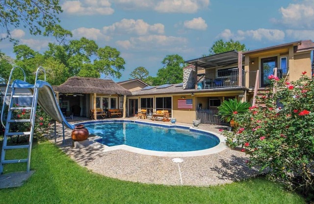Texas Big + Pool + Hottub + Bar + 8 bedroom+ Ping Pong + Mother-in-Law Suite