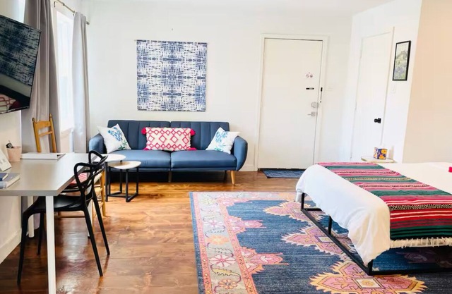 Houston "Wild West Decor" Studio 11 Walkable Artsy Montrose.