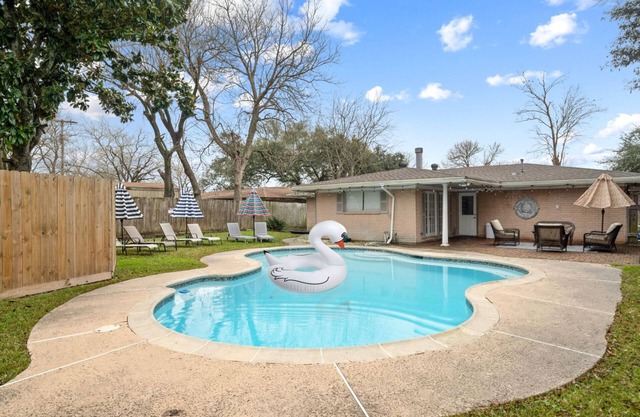 Texas City Palace: 6 beds, Pool-sleeps 12+
