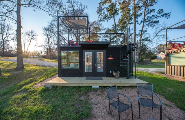 Texas Crutch: 2 mins to Lake Conroe! Rooftop deck, Heated Pool, Fire Pit