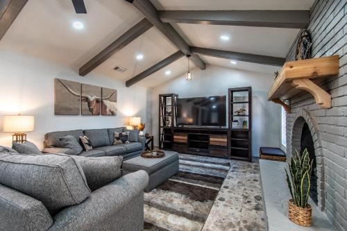 Texas Retreat on Ocean Drive Sleeps 19 with Hot Tub & Game Room