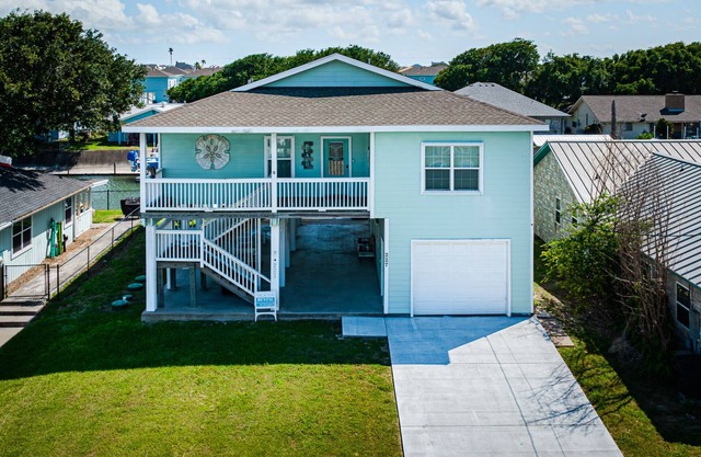 Texas Riviera Canal Waterfront Home - Perfect Beach & Fishing Getaway Location