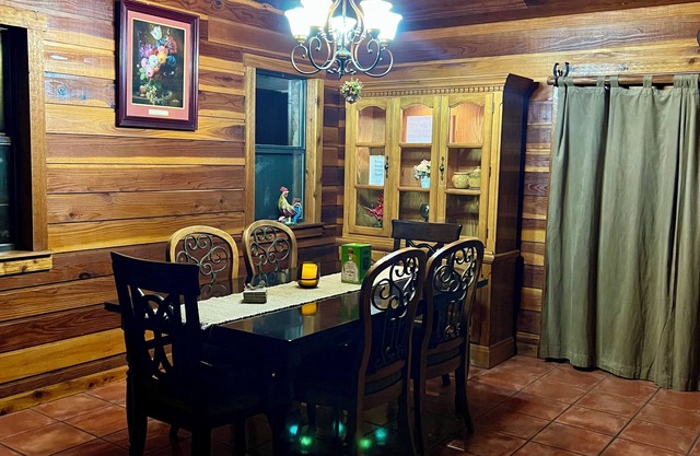 Texas Rustic Cozy Home in San Antonio Texas - 15 minutes from the Airport