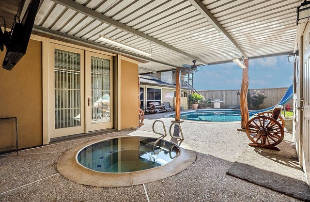 Texas Size + Pool + Hottub + Bar + 8 bedroom+ Ping Pong + Guest Suite