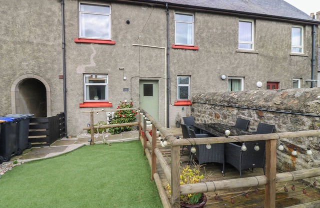 THAIN HOUSE, pet friendly, country holiday cottage in Banff