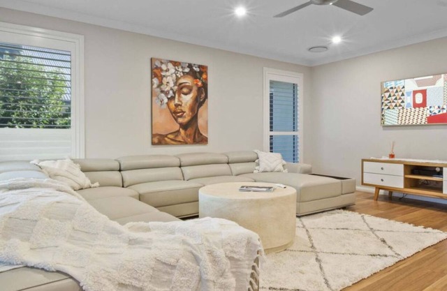 Thane Retreat - Cosy Ambience, Modern Entertaining