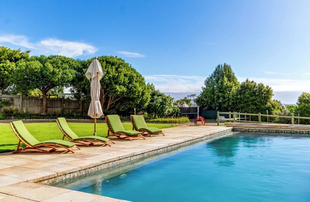 Thatched Apartment with great views, full kitchen, Wifi in Noordhoek, Cape Town