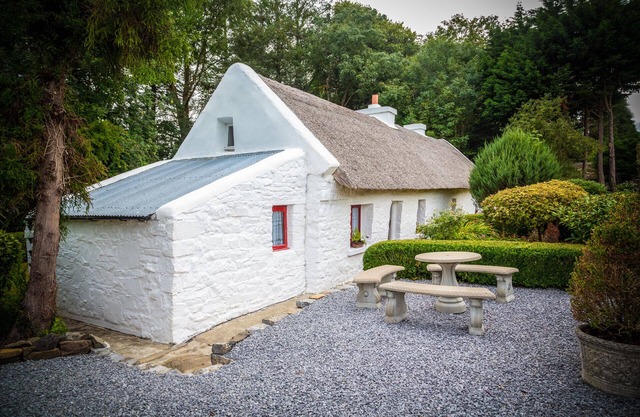 Cabaña con techo de paja en el condado de Kerry con bañera de hidromasaje, jacuzzi y wifi
