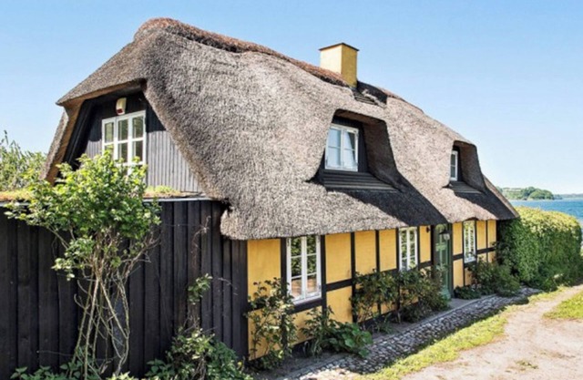 Thatched-roof house in secluded location with roof terrace on the Baltic Sea with outdoor whirlpool